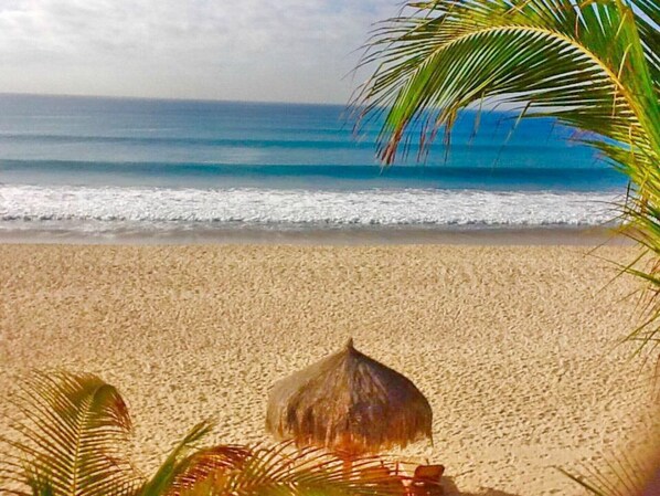 Plage, chaises longues, serviettes de plage