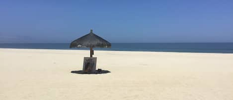 Plage, chaises longues, serviettes de plage