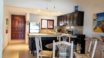 Een koelkast, een microgolfoven, een oven, een kookplaat