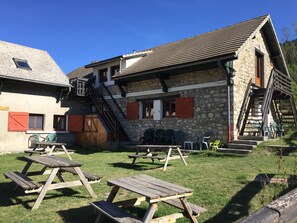 Outdoor dining - Gîte "le Grand Ferrand" (Saint Etienne en Dévoluy)