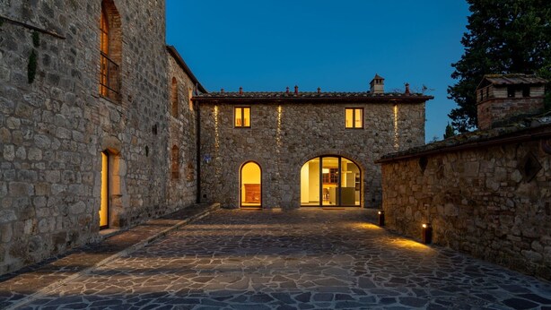 A stone building with arched doorways and a courtyard. - Villa Simone - Luxury Villa with swimming pool (San Gimignano)