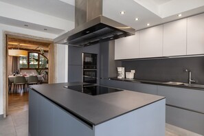 Fridge, microwave, oven, stovetop - Villa Simone - Luxury Villa with swimming pool (San Gimignano)