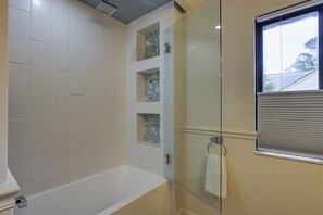 Ducha y bañera combinadas, secador de pelo y toallas