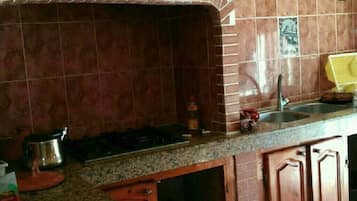 Réfrigérateur, four, lave-vaisselle, cafetiÚre/bouilloire