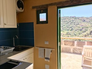 Refrigerador, microondas, parrilla de estufa y cafetera y tetera 