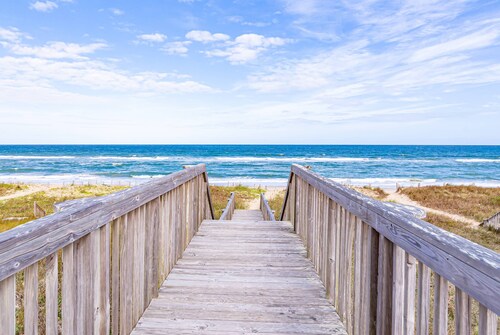 K1207 A Big Catch. Oceanfront, Elevator, Pool, Hot Tub, Spacious, Pets OK!