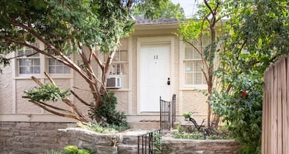 Quaint Cottage close to Vanderbilt and Downtown