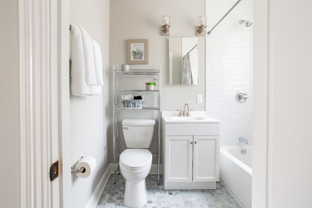 Une petite salle de bain comprenant des toilettes, un lavabo et une baignoire.