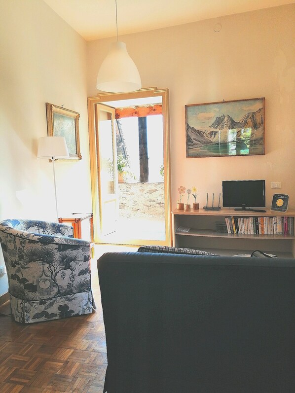 Smart TV, lettore DVD, libri, videoteca