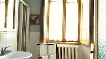 シャワー、ヘアドライヤー、スリッパ、ビデ