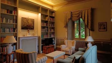 Smart TV, DVD player, livros, videoteca