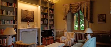 TV connectée, lecteur de DVD, livres, vidéothÚque