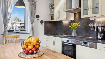 Kühlschrank, Mikrowelle, Ofen, Geschirrspüler