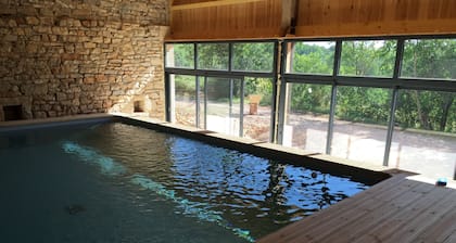 Casa de gran capacidad con piscina cubierta y grandes espacios exteriores.
