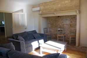 TV, table tennis - Large capacity house with indoor pool and large outdoor spaces (Thémines)