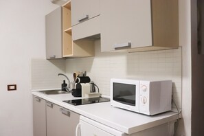 Réfrigérateur, micro-ondes, plaque de cuisson, cafetière/bouilloire