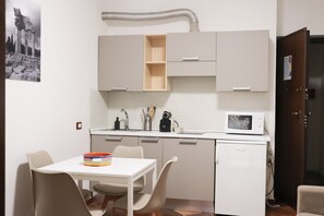 Kühlschrank, Mikrowelle, Herdplatte, Wasserkocher mit Kaffee-/Teezubehör