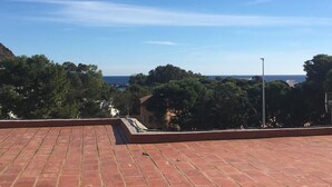 A rooftop terrace with a clear view of the sea and surrounding greenery. - Sea Foam - 5 people (San José)