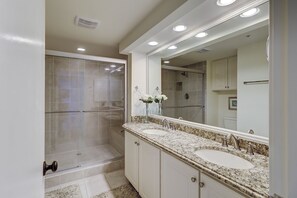 Shower, hair dryer, towels - 503 Barrington Arms - Crisp and Beachy.  What a View! (Hilton Head Island)