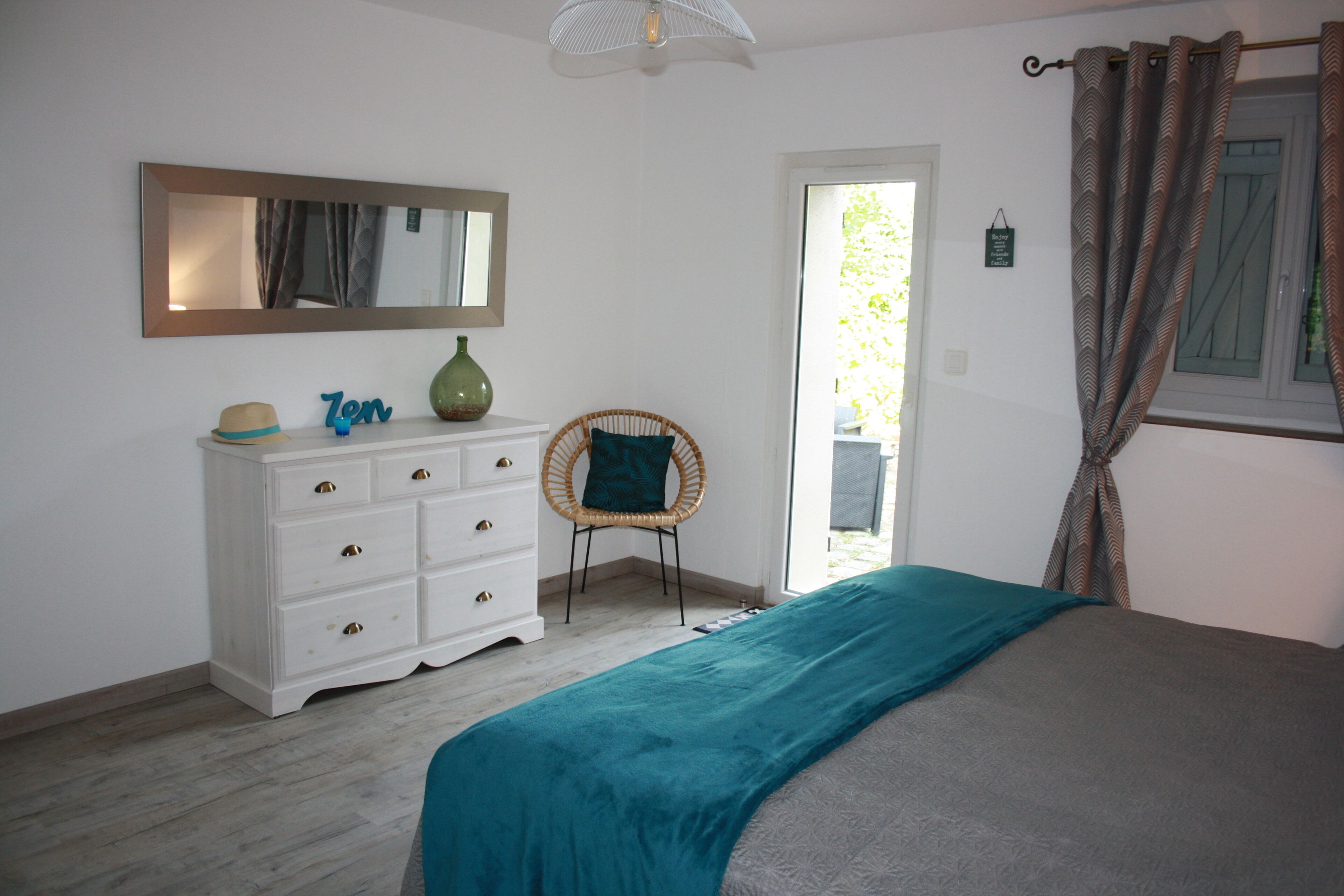 2 habitaciones, escritorio y tabla de planchar con plancha 