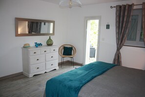 2 dormitorios, escritorio, tabla de planchar con plancha y cuna de viaje