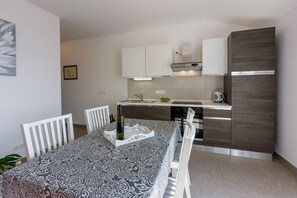 Køleskab, ovn, opvaskemaskine, kaffe-/temaskine