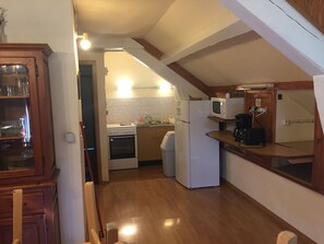 Frigorífico, microondas, cafetera o tetera y tostadora