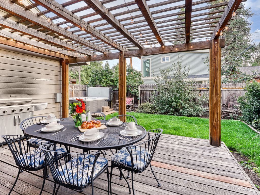 Perfectly Placed Plum Cottage w/ private hot tub & easy access to downtown Bend