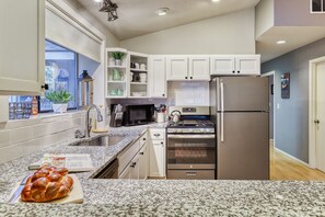 Jääkaappi, mikroaaltouuni, uuni, liesi