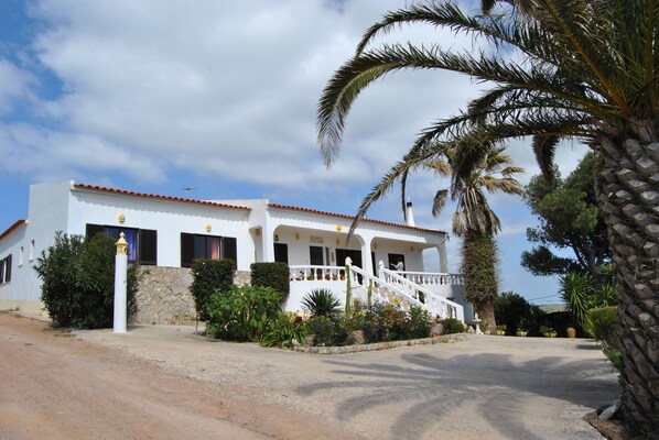 Vista frontal de la propiedad