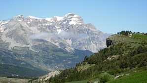 A mountain landscape with a prominent peak, lush green hills, and a clear sky. - Gîte "le Beau Rêve": Group of 27 people max (Saint Etienne en Dévoluy)