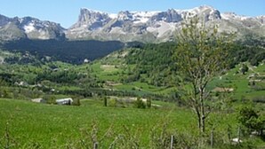 A mountainous landscape with a clear sky. - Gîte "le Beau Rêve": Group of 27 people max (Saint Etienne en Dévoluy)