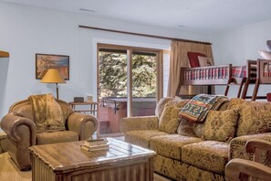 Een televisie, een open haard en een dvd-speler