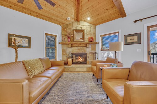 Beautifully updated townhome in quiet neighborhood on shuttle! 7 minutes to PCMR