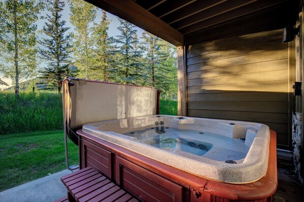 Outdoor spa tub