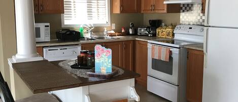 ثلاجة، ميكروويف، فرن، موقد طهي مسطح