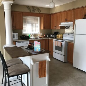 Réfrigérateur, four à micro-ondes, un four, surface de cuisson