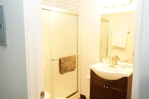 Haartrockner, Handtücher, Shampoo, Toilettenpapier