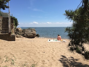 Accommodatie ligt op het strand, ligstoelen, strandlakens