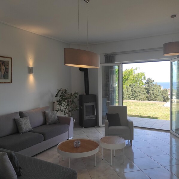 Smart-TV, DVD-spiller og kontorer