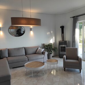 Smart-TV, DVD-spiller og kontorer