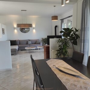 Smart-TV, DVD-spiller og kontorer