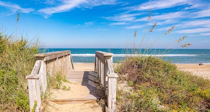 K1236 Looking Glass. Oceanfront, Nags Head, 5 BD, Pool, Hot Tub, Pets OK!