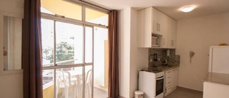 Estudio Elite | Escritorio, tabla de planchar con plancha y wifi gratis