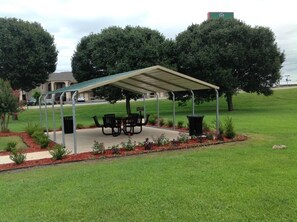 Outdoor dining - Hallmarc Inn & Suites of West Memphis (West Memphis)