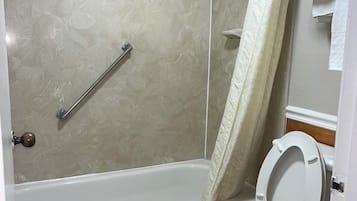 Duschwanne, kostenlose Toilettenartikel, Haartrockner, Hausschuhe