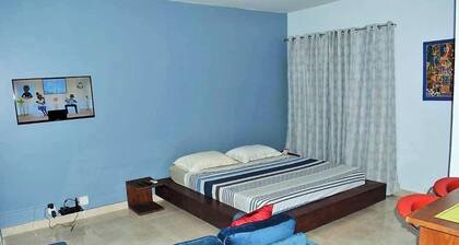 Studio américain confortable avec terrasse privée à Dakar