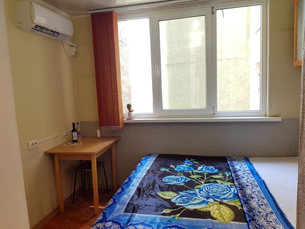 2 bedrooms, iron/ironing board, WiFi
