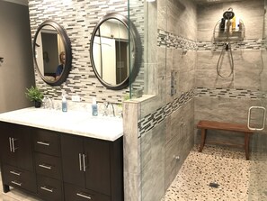 Combined shower/bathtub, hair dryer, towels, toilet paper - 7 Private Bedrooms-Close to BYU-MTC-UVU-TEMPLE-SUNDANCE-Sport Court-Steam Spa (Orem)