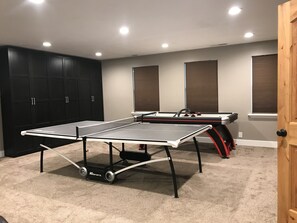 Game room - 7 Private Bedroom-Sport Court-Steam Spa-Theater-Close 2 BYU-UVU-TEMPLES-SUNDANCE (Orem)